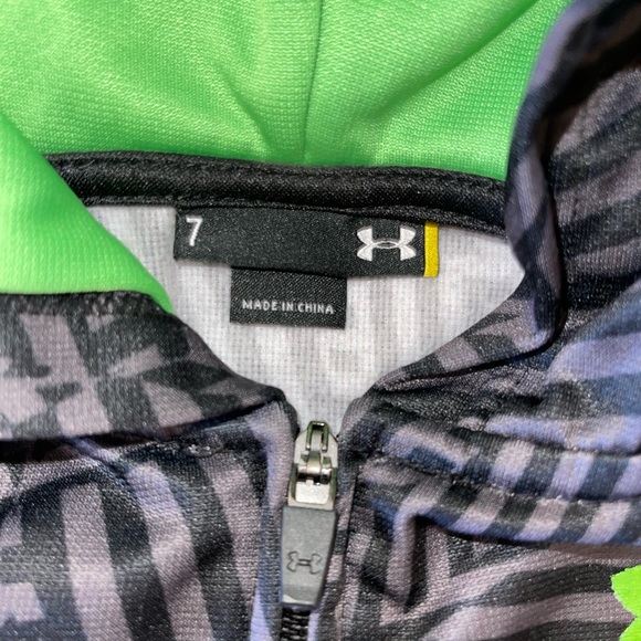 ***Super Cute*** NWOT grey/black zip hoodie by Under Armour Youth size 7 - Picture 2 of 2